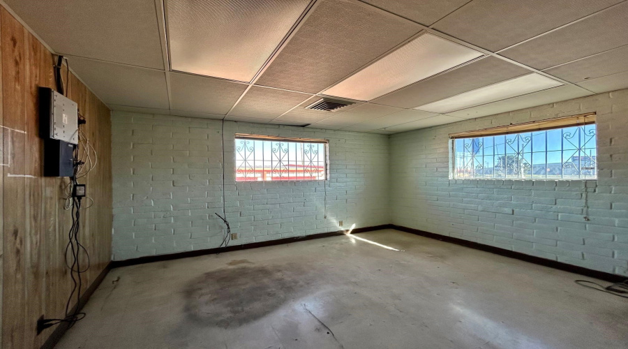 8701 Las Cruces Dr, Laredo, Texas 78045, 1 Bedroom Bedrooms, 6 Rooms Rooms,3 BathroomsBathrooms,Commercial/industrial,For Rent,8701 Las Cruces Dr,20264722