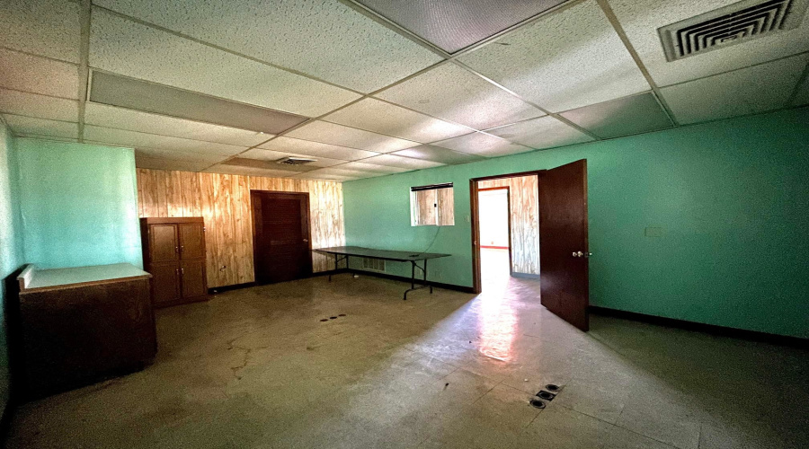 8701 Las Cruces Dr, Laredo, Texas 78045, 1 Bedroom Bedrooms, 6 Rooms Rooms,3 BathroomsBathrooms,Commercial/industrial,For Rent,8701 Las Cruces Dr,20264722