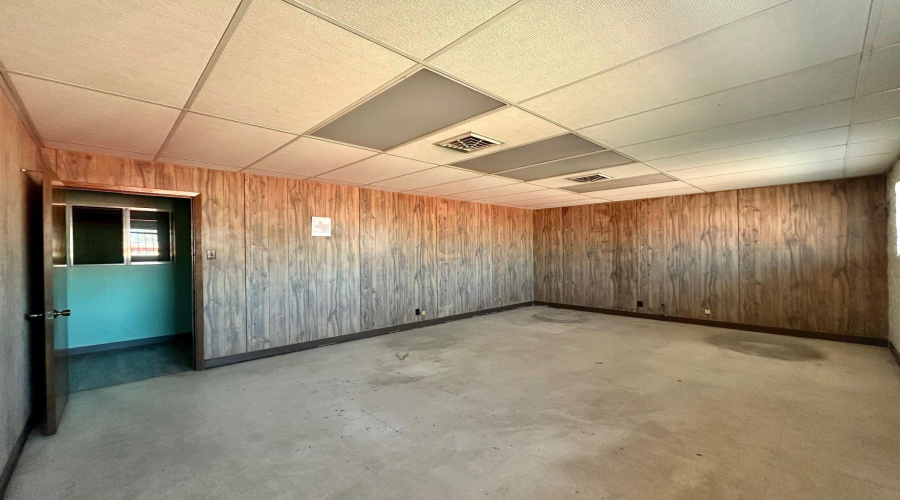 8701 Las Cruces Dr, Laredo, Texas 78045, 1 Bedroom Bedrooms, 6 Rooms Rooms,3 BathroomsBathrooms,Commercial/industrial,For Rent,8701 Las Cruces Dr,20264722