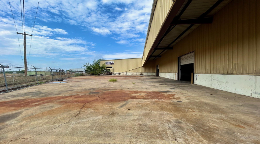 8701 Las Cruces Dr, Laredo, Texas 78045, 1 Bedroom Bedrooms, 6 Rooms Rooms,3 BathroomsBathrooms,Commercial/industrial,For Rent,8701 Las Cruces Dr,20264722