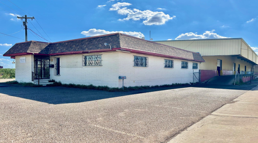 8701 Las Cruces Dr, Laredo, Texas 78045, 1 Bedroom Bedrooms, 6 Rooms Rooms,3 BathroomsBathrooms,Commercial/industrial,For Rent,8701 Las Cruces Dr,20264722