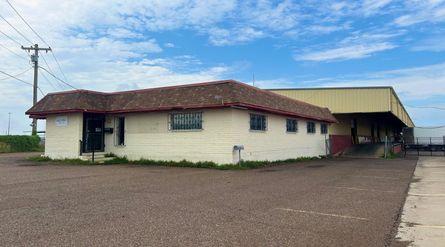 8701 Las Cruces Dr, Laredo, Texas 78045, 1 Bedroom Bedrooms, 6 Rooms Rooms,3 BathroomsBathrooms,Commercial/industrial,For Rent,8701 Las Cruces Dr,20264722