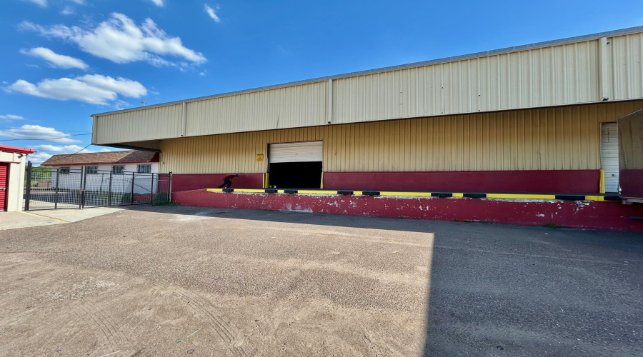 8701 Las Cruces Dr, Laredo, Texas 78045, 1 Bedroom Bedrooms, 6 Rooms Rooms,3 BathroomsBathrooms,Commercial/industrial,For Rent,8701 Las Cruces Dr,20264722