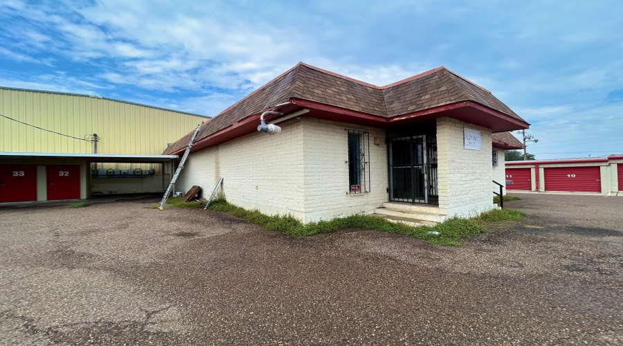 8701 Las Cruces Dr, Laredo, Texas 78045, 1 Bedroom Bedrooms, 6 Rooms Rooms,3 BathroomsBathrooms,Commercial/industrial,For Rent,8701 Las Cruces Dr,20264722