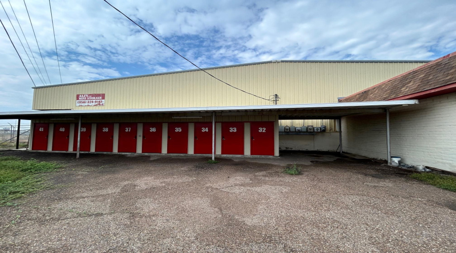 8701 Las Cruces Dr, Laredo, Texas 78045, 1 Bedroom Bedrooms, 6 Rooms Rooms,3 BathroomsBathrooms,Commercial/industrial,For Rent,8701 Las Cruces Dr,20264722