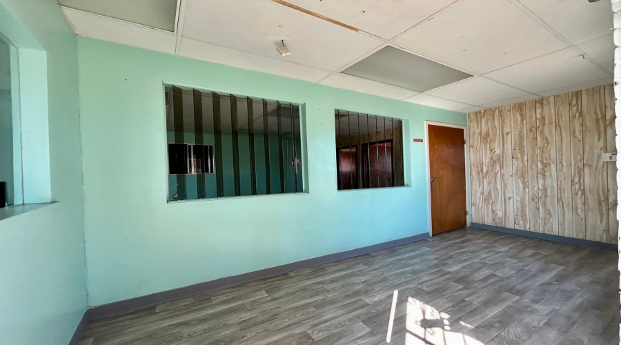 8701 Las Cruces Dr, Laredo, Texas 78045, 1 Bedroom Bedrooms, 6 Rooms Rooms,3 BathroomsBathrooms,Commercial/industrial,For Rent,8701 Las Cruces Dr,20264722