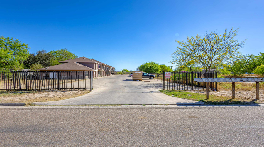 201 Masterson Rd, Laredo, Texas 78046, 2 Bedrooms Bedrooms, 4 Rooms Rooms,1 BathroomBathrooms,Residential,For Sale,201 Masterson Rd,20264720