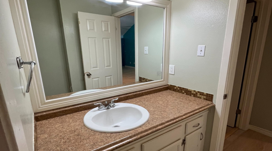 100 E Aurora St, Laredo, Texas 78041, 2 Bedrooms Bedrooms, 4 Rooms Rooms,1 BathroomBathrooms,Residential,For Rent,100 E Aurora St,20264725