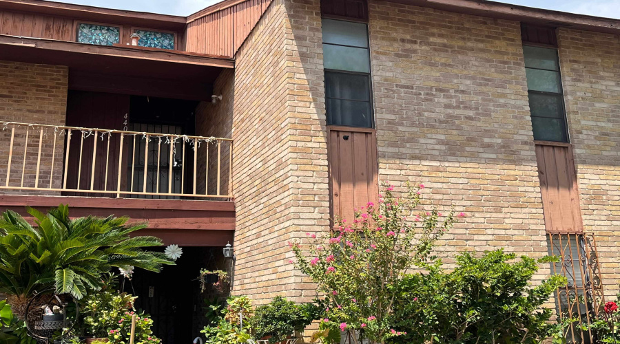 100 E Aurora St, Laredo, Texas 78041, 2 Bedrooms Bedrooms, 4 Rooms Rooms,1 BathroomBathrooms,Residential,For Rent,100 E Aurora St,20264725