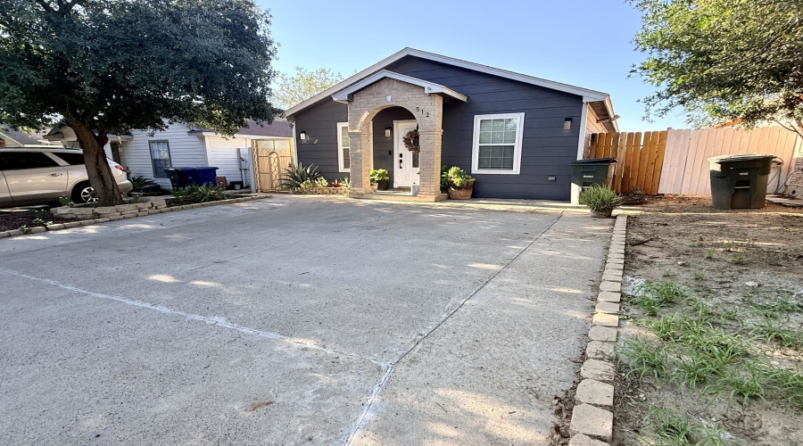512 Mohican Dr, Laredo, Texas 78045, 3 Bedrooms Bedrooms, 5 Rooms Rooms,2 BathroomsBathrooms,Residential,For Sale,512 Mohican Dr,20264730