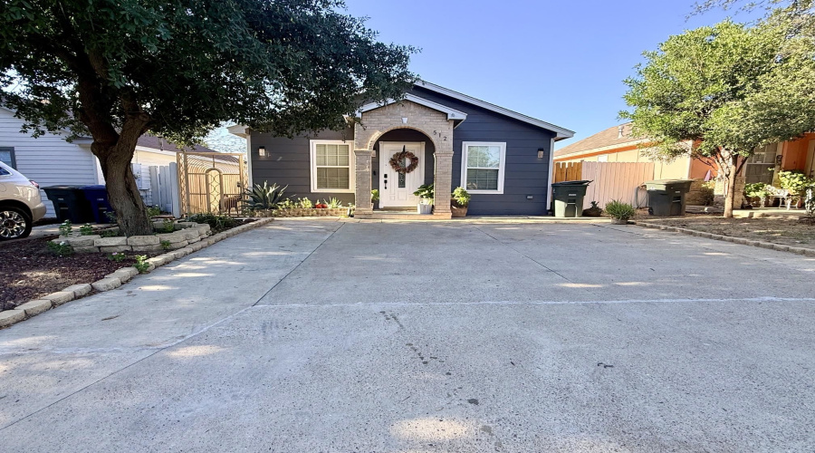 512 Mohican Dr, Laredo, Texas 78045, 3 Bedrooms Bedrooms, 5 Rooms Rooms,2 BathroomsBathrooms,Residential,For Sale,512 Mohican Dr,20264730