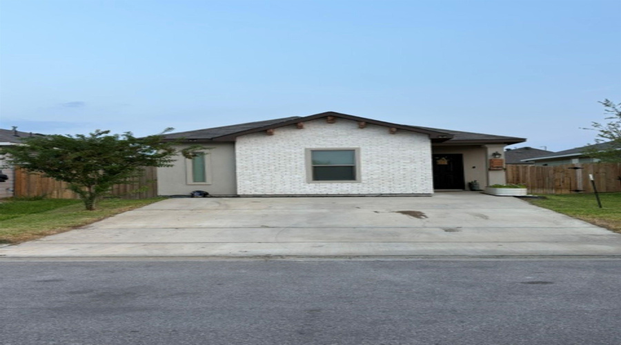 1219 Port Texas Dr., Laredo, Texas 78045, 4 Bedrooms Bedrooms, 6 Rooms Rooms,2 BathroomsBathrooms,Residential,For Sale,1219 Port Texas Dr.,20264731