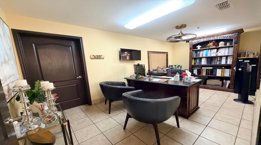 2329 Jacaman Rd, Laredo, Texas 78041, 11 Rooms Rooms,2 BathroomsBathrooms,Commercial retail/office,For Rent,2329 Jacaman Rd,20264739