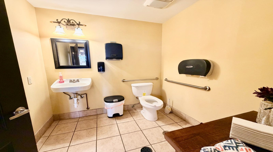 2329 Jacaman Rd, Laredo, Texas 78041, 11 Rooms Rooms,2 BathroomsBathrooms,Commercial retail/office,For Rent,2329 Jacaman Rd,20264739
