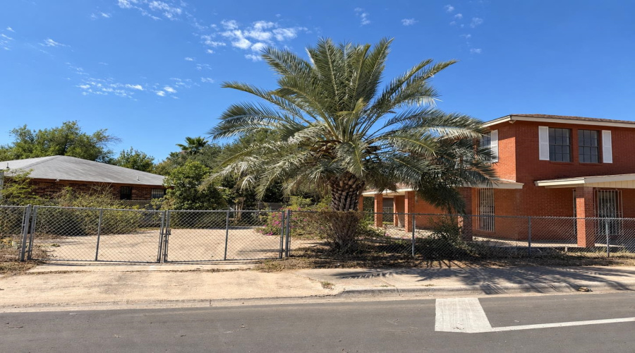 233 Malaga Dr, Laredo, Texas 78046, 7 Bedrooms Bedrooms, 8 Rooms Rooms,5 BathroomsBathrooms,Residential,For Sale,233 Malaga Dr,20264737