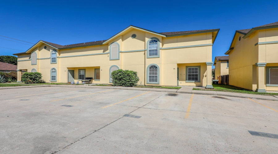 1000 Ranchway Dr, Laredo, Texas 78045, 3 Bedrooms Bedrooms, 6 Rooms Rooms,3 BathroomsBathrooms,Residential,For Sale,1000 Ranchway Dr,20264741