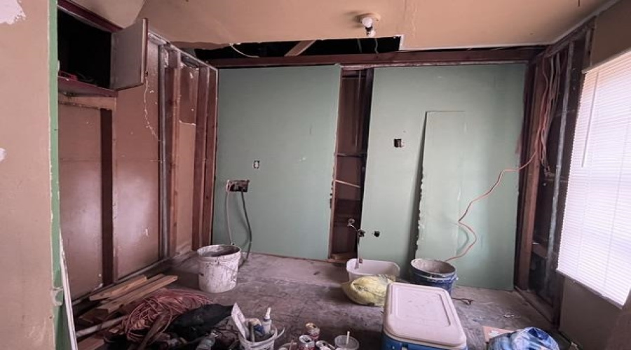 910 S Frans St., Hebbronville, Texas 78361, 3 Bedrooms Bedrooms, 5 Rooms Rooms,1 BathroomBathrooms,Residential,For Sale,910 S Frans St.,20264745