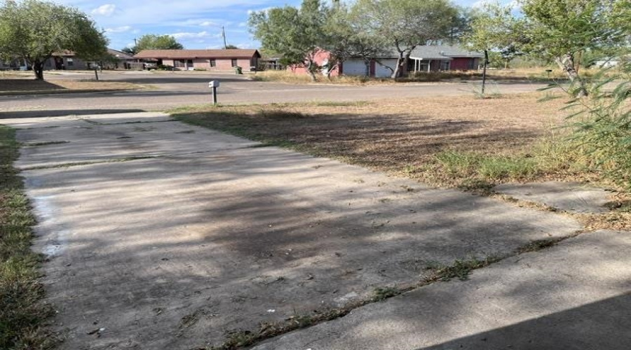 910 S Frans St., Hebbronville, Texas 78361, 3 Bedrooms Bedrooms, 5 Rooms Rooms,1 BathroomBathrooms,Residential,For Sale,910 S Frans St.,20264745
