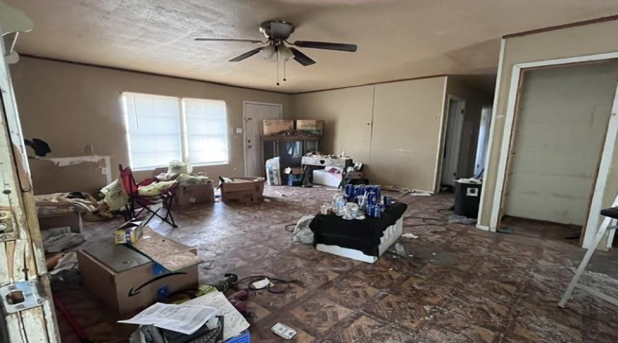 910 S Frans St., Hebbronville, Texas 78361, 3 Bedrooms Bedrooms, 5 Rooms Rooms,1 BathroomBathrooms,Residential,For Sale,910 S Frans St.,20264745