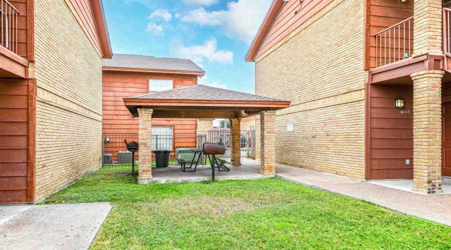 1752 Tiara Trl, Laredo, Texas 78045, 2 Bedrooms Bedrooms, 5 Rooms Rooms,2 BathroomsBathrooms,Residential,For Sale,1752 Tiara Trl,20264753