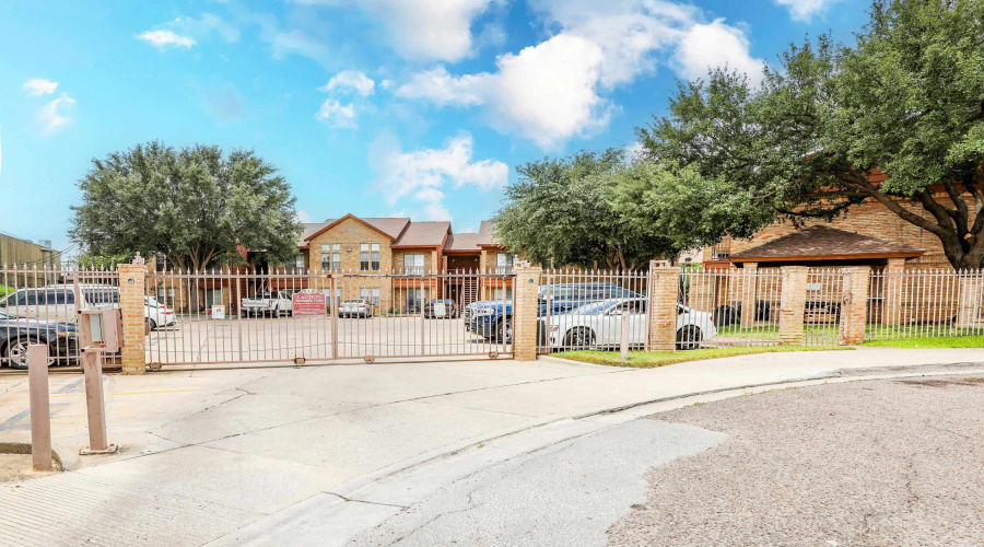 1752 Tiara Trl, Laredo, Texas 78045, 2 Bedrooms Bedrooms, 5 Rooms Rooms,2 BathroomsBathrooms,Residential,For Sale,1752 Tiara Trl,20264753