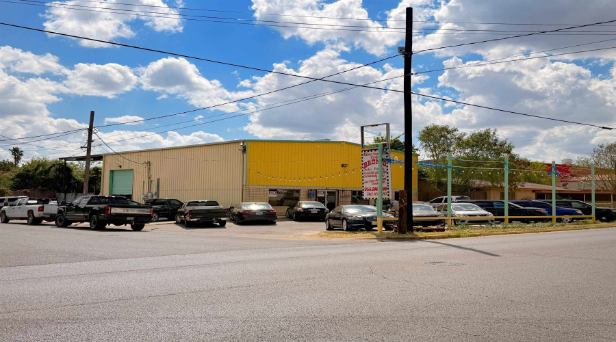 1619 Market St, Laredo, Texas 78043, 1 Room Rooms,1 BathroomBathrooms,Commercial retail/office,For Sale,1619 Market St,20264757