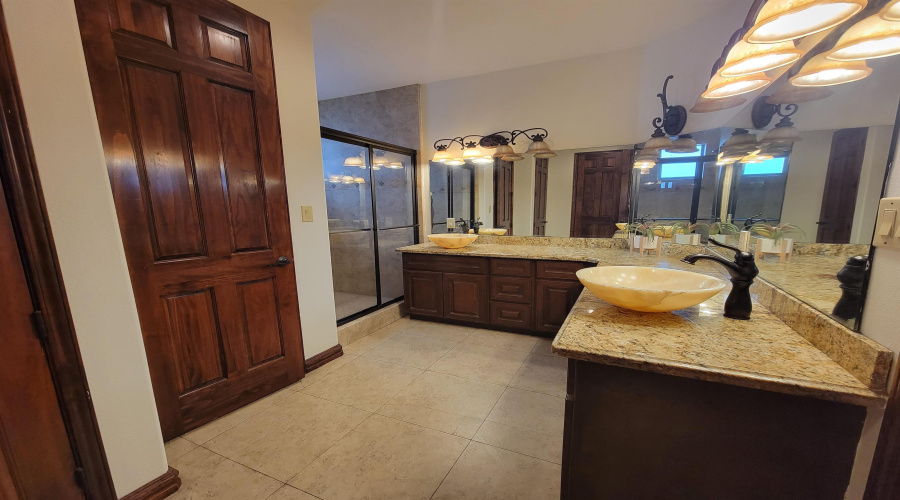 3301 Delfina Dr, Laredo, Texas 78045, 4 Bedrooms Bedrooms, 7 Rooms Rooms,3 BathroomsBathrooms,Residential,For Rent,3301 Delfina Dr,20264760