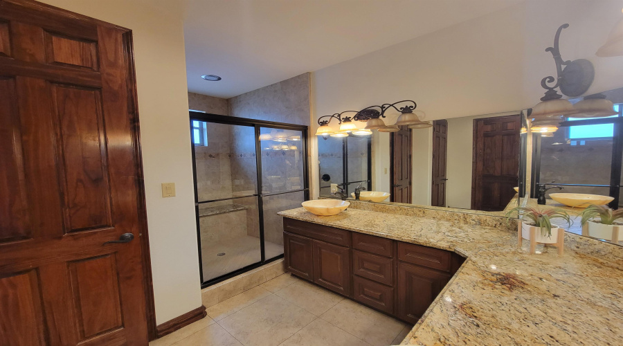 3301 Delfina Dr, Laredo, Texas 78045, 4 Bedrooms Bedrooms, 7 Rooms Rooms,3 BathroomsBathrooms,Residential,For Rent,3301 Delfina Dr,20264760