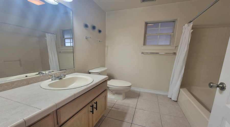 2012 Dona Luz Dr, Laredo, Texas 78045, 3 Bedrooms Bedrooms, 6 Rooms Rooms,2 BathroomsBathrooms,Residential,For Rent,2012 Dona Luz Dr,20264761