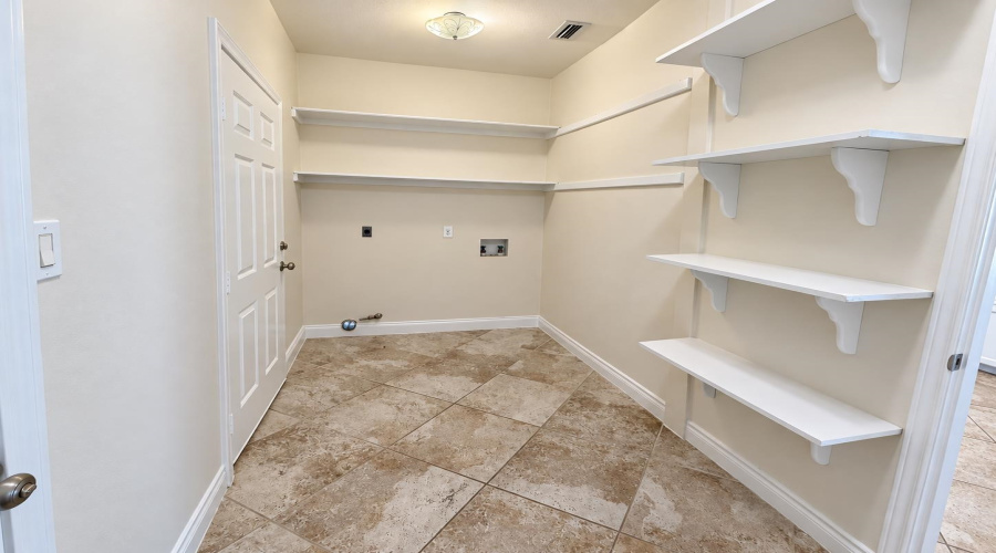 105 Watson Lake Dr, LAREDO, Texas 78041, 3 Bedrooms Bedrooms, 8 Rooms Rooms,2 BathroomsBathrooms,Residential,For Sale,105 Watson Lake Dr,20264775