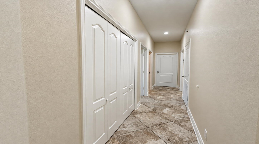 105 Watson Lake Dr, LAREDO, Texas 78041, 3 Bedrooms Bedrooms, 8 Rooms Rooms,2 BathroomsBathrooms,Residential,For Sale,105 Watson Lake Dr,20264775