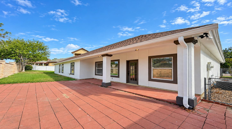 105 Watson Lake Dr, LAREDO, Texas 78041, 3 Bedrooms Bedrooms, 8 Rooms Rooms,2 BathroomsBathrooms,Residential,For Sale,105 Watson Lake Dr,20264775