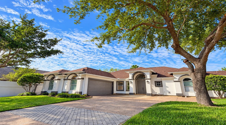 105 Watson Lake Dr, LAREDO, Texas 78041, 3 Bedrooms Bedrooms, 8 Rooms Rooms,2 BathroomsBathrooms,Residential,For Sale,105 Watson Lake Dr,20264775
