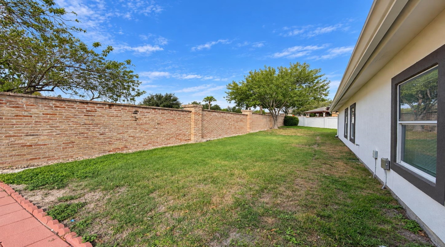 105 Watson Lake Dr, LAREDO, Texas 78041, 3 Bedrooms Bedrooms, 8 Rooms Rooms,2 BathroomsBathrooms,Residential,For Sale,105 Watson Lake Dr,20264775