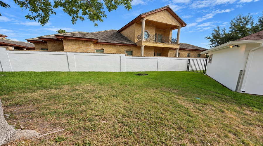 105 Watson Lake Dr, LAREDO, Texas 78041, 3 Bedrooms Bedrooms, 8 Rooms Rooms,2 BathroomsBathrooms,Residential,For Sale,105 Watson Lake Dr,20264775