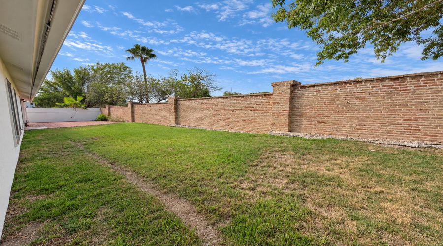 105 Watson Lake Dr, LAREDO, Texas 78041, 3 Bedrooms Bedrooms, 8 Rooms Rooms,2 BathroomsBathrooms,Residential,For Sale,105 Watson Lake Dr,20264775