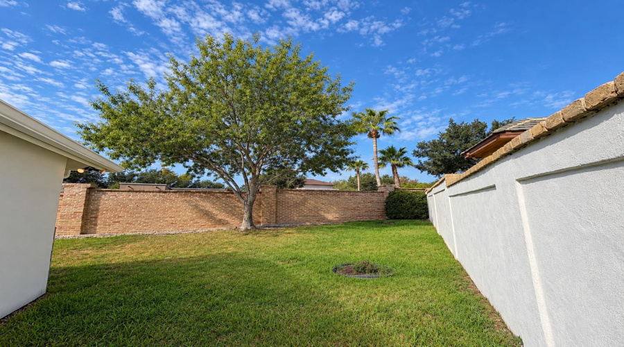 105 Watson Lake Dr, LAREDO, Texas 78041, 3 Bedrooms Bedrooms, 8 Rooms Rooms,2 BathroomsBathrooms,Residential,For Sale,105 Watson Lake Dr,20264775
