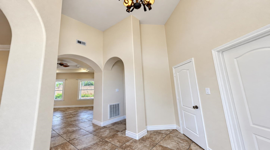 105 Watson Lake Dr, LAREDO, Texas 78041, 3 Bedrooms Bedrooms, 8 Rooms Rooms,2 BathroomsBathrooms,Residential,For Sale,105 Watson Lake Dr,20264775