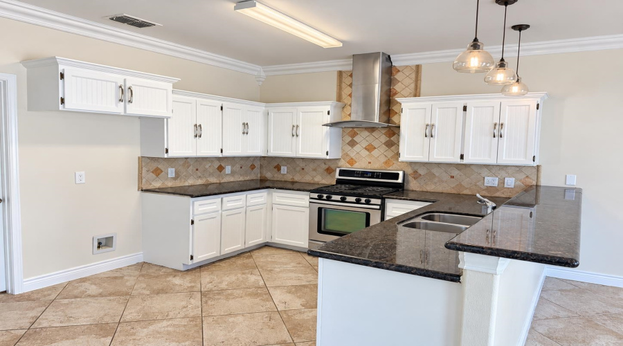 105 Watson Lake Dr, LAREDO, Texas 78041, 3 Bedrooms Bedrooms, 8 Rooms Rooms,2 BathroomsBathrooms,Residential,For Sale,105 Watson Lake Dr,20264775