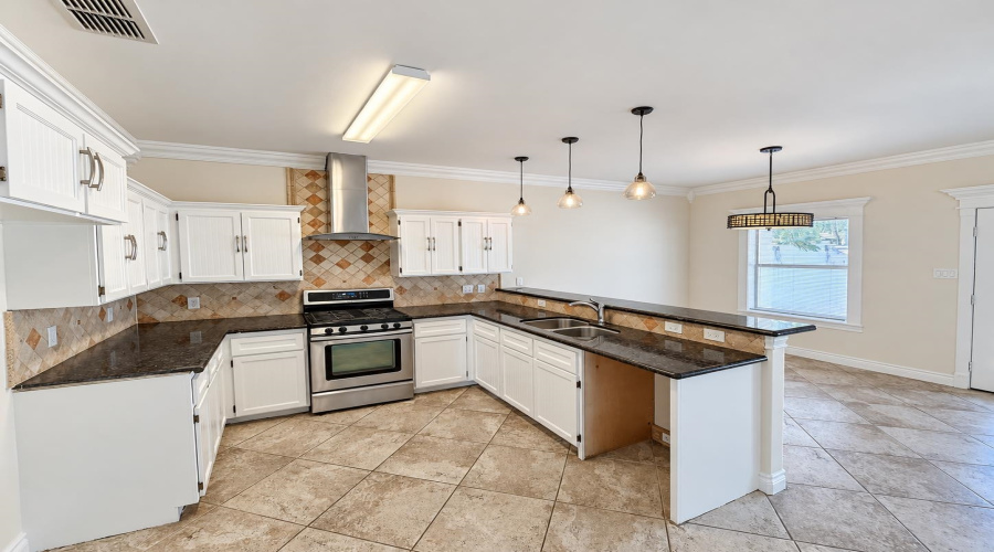 105 Watson Lake Dr, LAREDO, Texas 78041, 3 Bedrooms Bedrooms, 8 Rooms Rooms,2 BathroomsBathrooms,Residential,For Sale,105 Watson Lake Dr,20264775