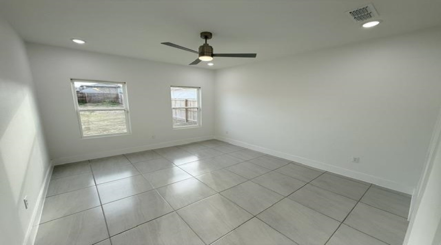 9975 Grotto Dr., Laredo, Texas 78045, 4 Bedrooms Bedrooms, 5 Rooms Rooms,2 BathroomsBathrooms,Residential,For Rent,9975 Grotto Dr.,20264781