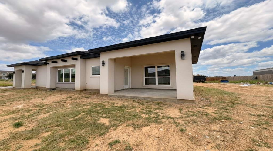 201 Lusitano Dr., Laredo, Texas 78046, 3 Bedrooms Bedrooms, 4 Rooms Rooms,2 BathroomsBathrooms,Residential,For Sale,201 Lusitano Dr.,20262174
