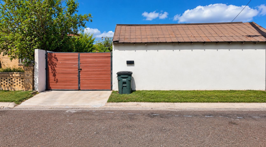 YARD WILL BE CLEAND BY SELLER