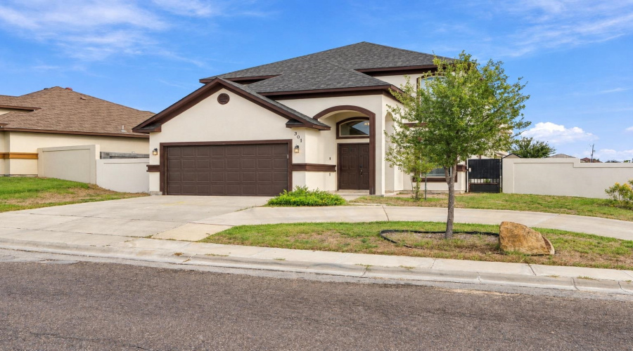301 Ladera Dr, Laredo, Texas 78045, 5 Bedrooms Bedrooms, 9 Rooms Rooms,2 BathroomsBathrooms,Residential,For Sale,301 Ladera Dr,20264803
