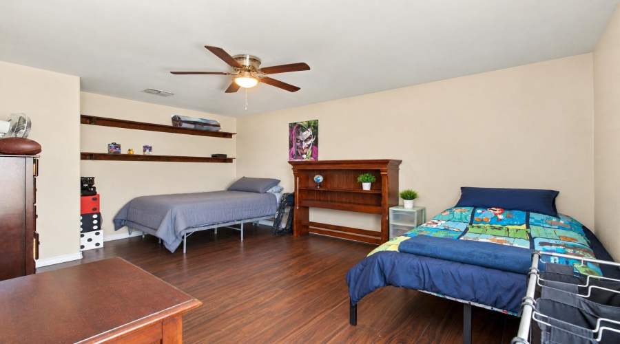 301 Ladera Dr, Laredo, Texas 78045, 5 Bedrooms Bedrooms, 9 Rooms Rooms,2 BathroomsBathrooms,Residential,For Sale,301 Ladera Dr,20264803