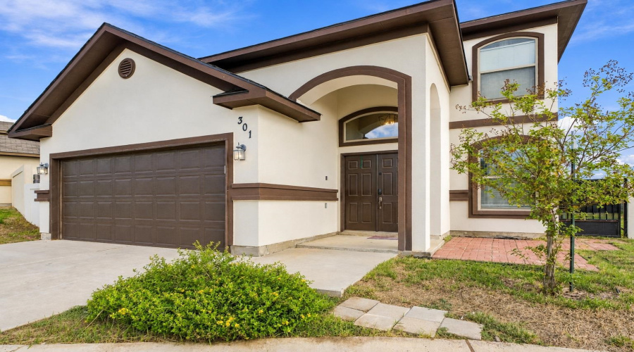 301 Ladera Dr, Laredo, Texas 78045, 5 Bedrooms Bedrooms, 9 Rooms Rooms,2 BathroomsBathrooms,Residential,For Sale,301 Ladera Dr,20264803