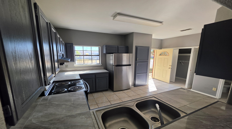 4101 Tilden Ave, Laredo, Texas 78041, 2 Bedrooms Bedrooms, 5 Rooms Rooms,2 BathroomsBathrooms,Residential,For Rent,4101 Tilden Ave,20264814