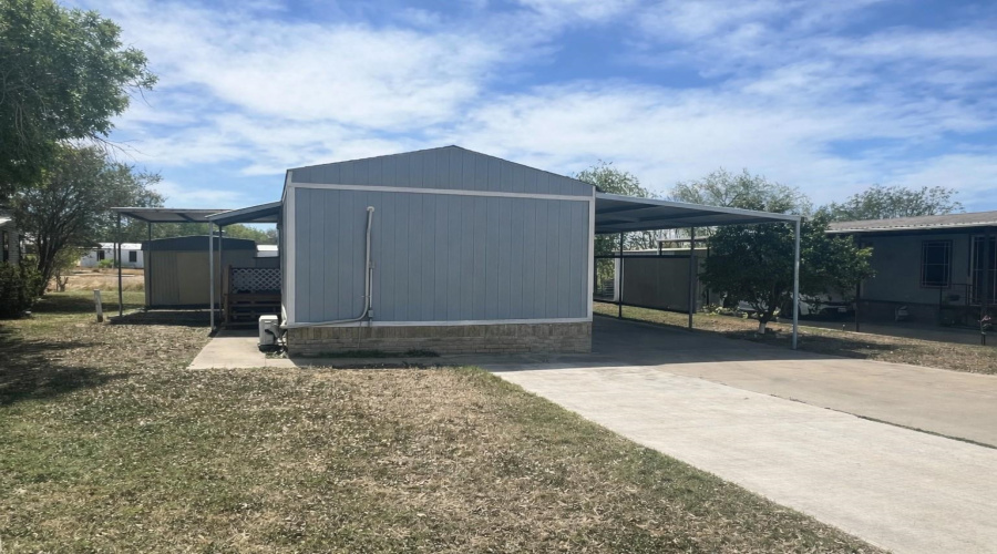 134 Sunshine Ln., Zapata, Texas 78076, 2 Bedrooms Bedrooms, 4 Rooms Rooms,1 BathroomBathrooms,Residential,For Sale,134 Sunshine Ln.,20261603