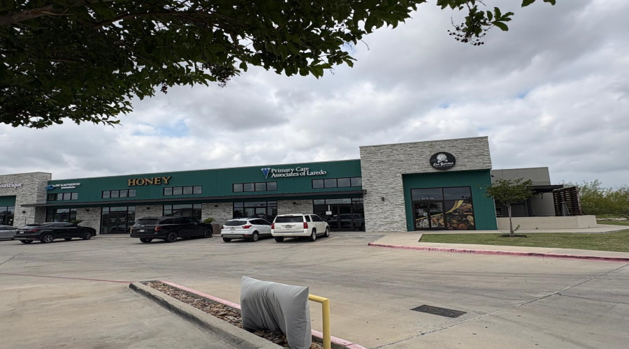 1119 Fenwick Dr, LAREDO, Texas 78041-3576, 6 Rooms Rooms,2 BathroomsBathrooms,Commercial retail/office,For Rent,1119 Fenwick Dr,20264819