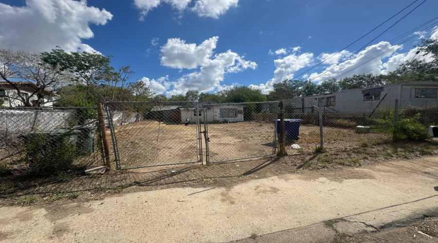 2715 Cedar Ave, LAREDO, Texas 78040, 4 Bedrooms Bedrooms, 5 Rooms Rooms,1 BathroomBathrooms,Residential,For Sale,2715 Cedar Ave,20264824